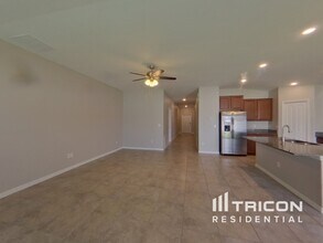 1615 Broad Winged Hawk Dr in Ruskin, FL - Building Photo - Building Photo