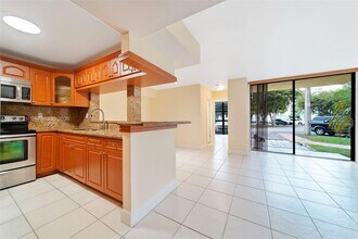 11800 SW 18th St in Miami, FL - Foto de edificio - Building Photo