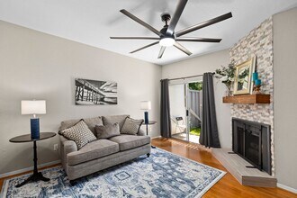 5094 Glenmont Dr in Houston, TX - Foto de edificio - Building Photo