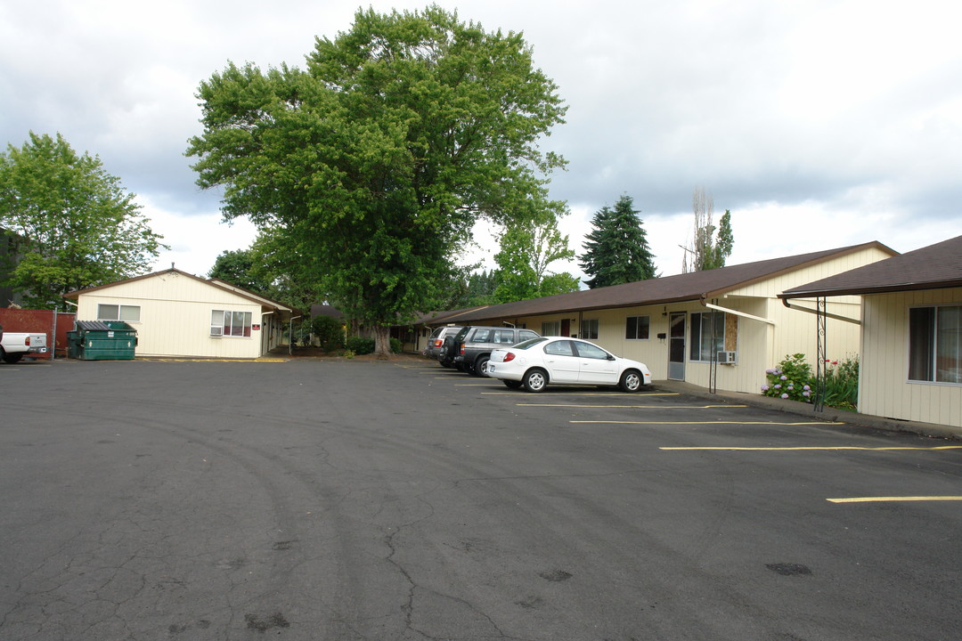 River Road Apartments in Keizer, OR - Building Photo