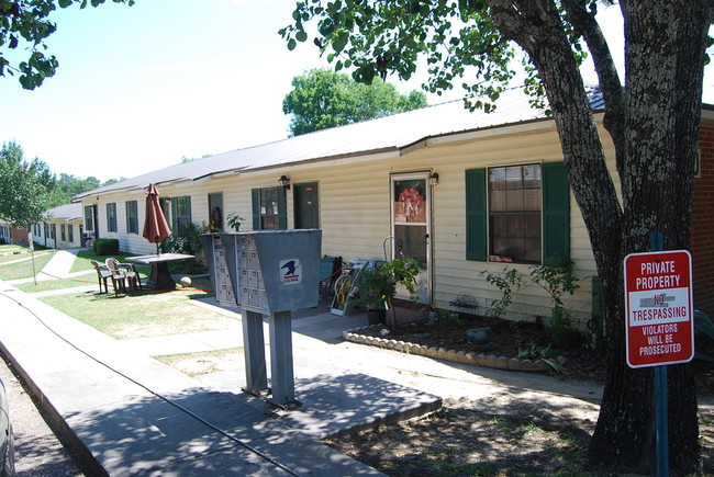 Lakepier Apartments in Eufaula, AL - Building Photo - Building Photo