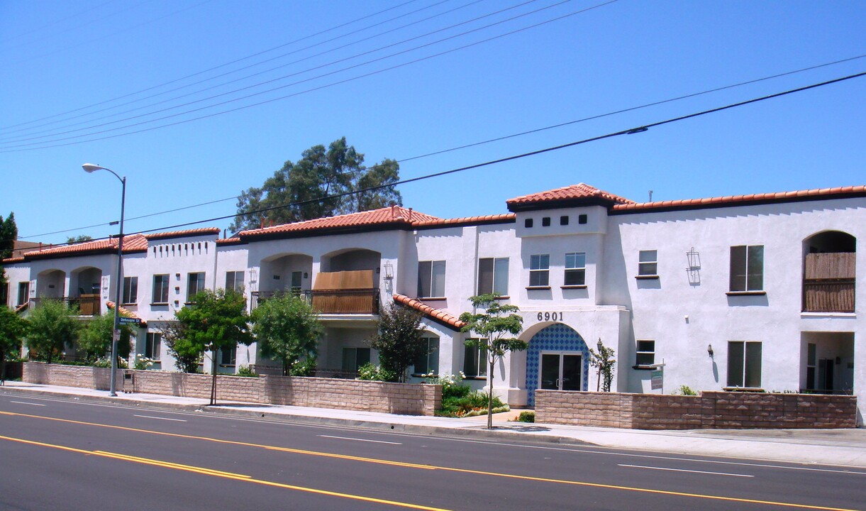 6901 Laurel Canyon Blvd, Unit 206 in Los Angeles, CA - Building Photo