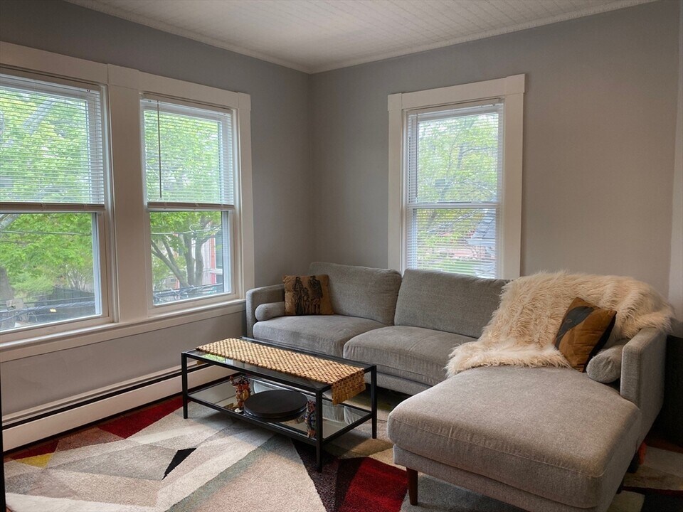 204 Banks St in Cambridge, MA - Building Photo