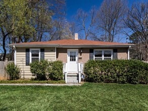 1061 Dell Ave SE in Smyrna, GA - Building Photo - Building Photo