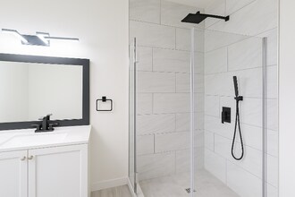 15005 58th Ln NE in Kenmore, WA - Foto de edificio - Building Photo