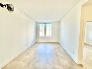 2102 Mechanic St, Unit 204 in Galveston, TX - Building Photo - Building Photo