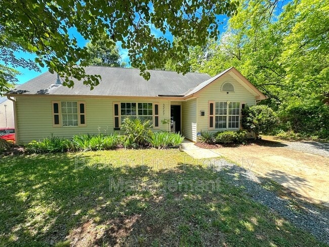 3227 Lake Dr in Charlotte, NC - Building Photo - Building Photo
