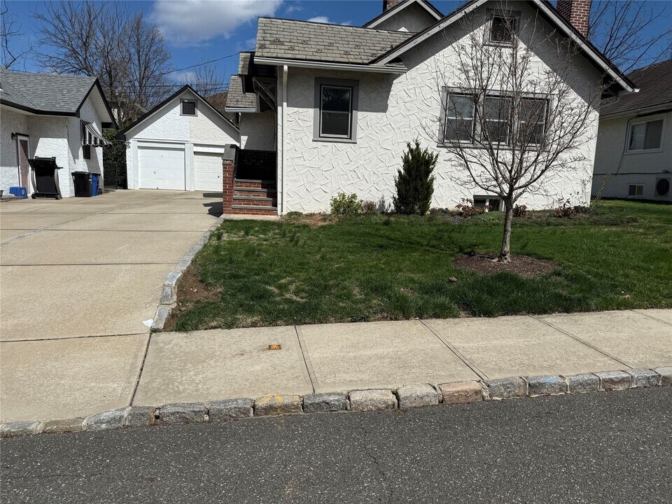 11 Crampton Ave in Great Neck, NY - Building Photo