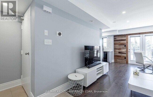 2557 Sixth Line in Oakville, ON - Building Photo - Building Photo