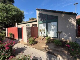 5965 E Shields Ave in Fresno, CA - Building Photo