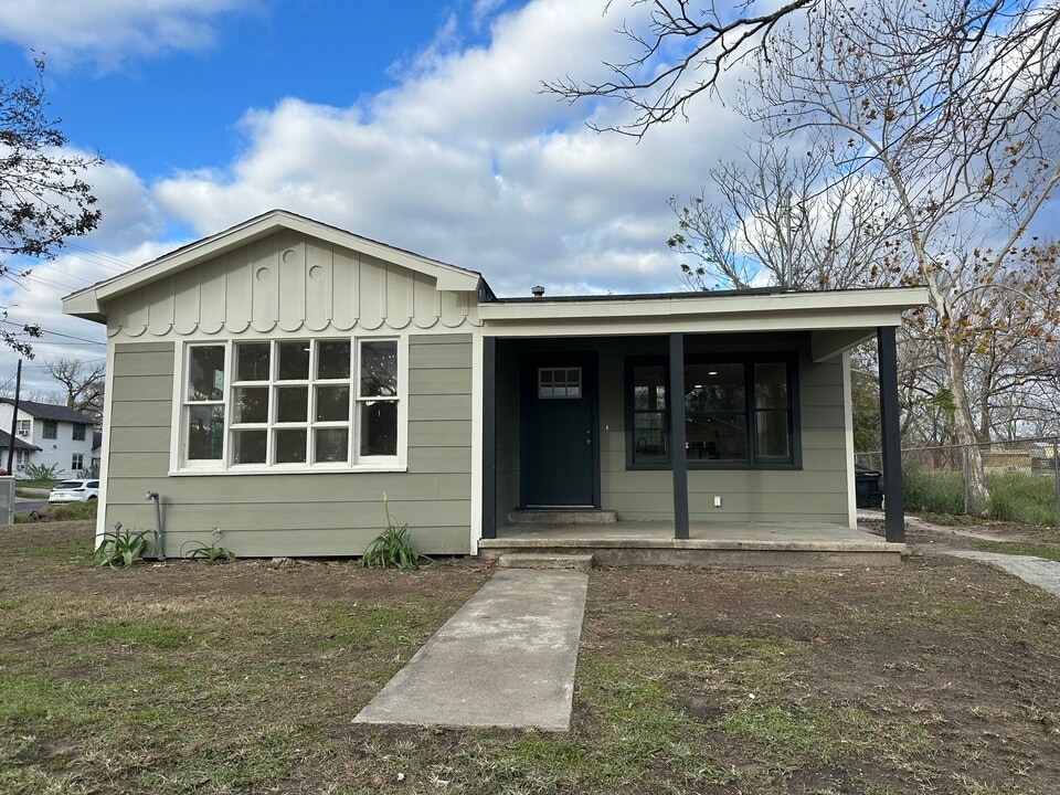 804 E Water St in Victoria, TX - Building Photo