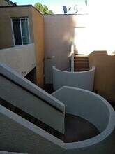 18600 Collins St in Tarzana, CA - Building Photo - Building Photo