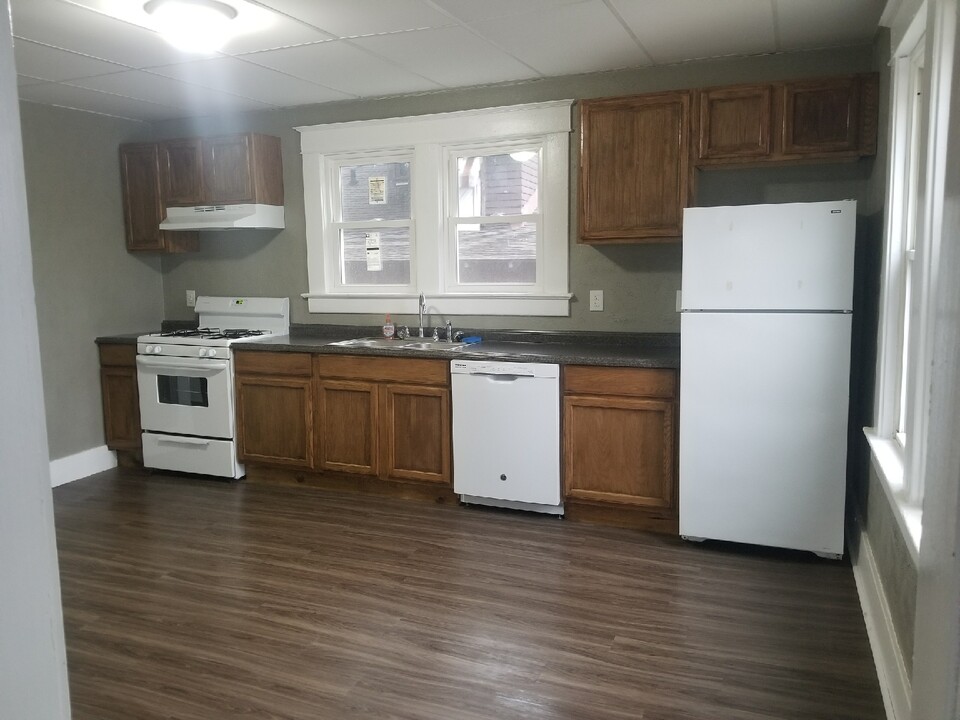 Large Student Homes Near Campus in Carbondale, IL - Building Photo