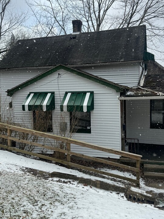 595 Castle Ave in North Versailles, PA - Building Photo