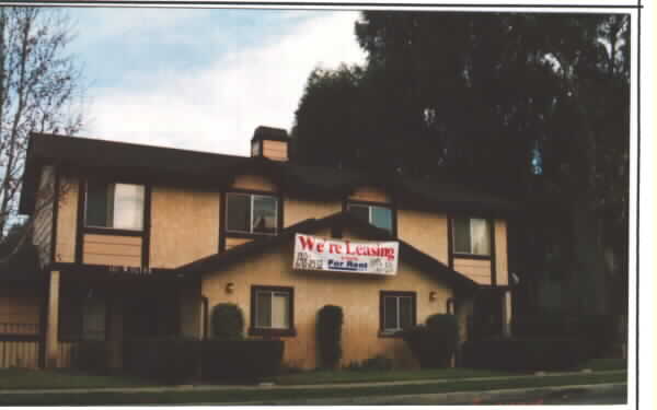 141 W Olive Ave in La Habra, CA - Foto de edificio - Building Photo