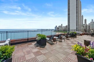 1340 N Lake Shore Dr in Chicago, IL - Building Photo - Building Photo
