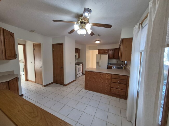 33830 Mills Rd in Avon, OH - Building Photo - Building Photo