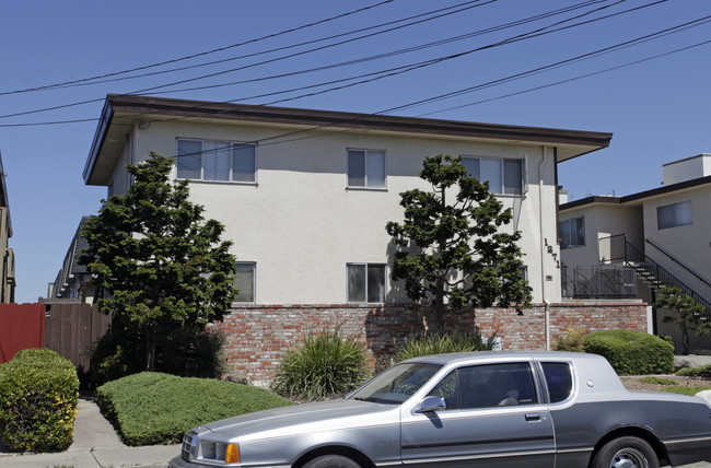 Howard Apartments in San Leandro, CA - Building Photo - Building Photo