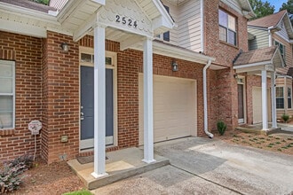 2524 Laurel Cir NW in Atlanta, GA - Building Photo - Building Photo