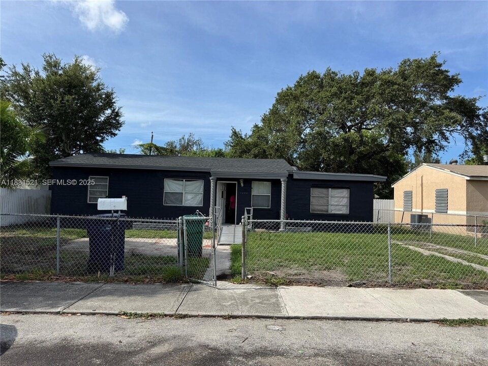 1240 NW 86th St in Miami, FL - Building Photo