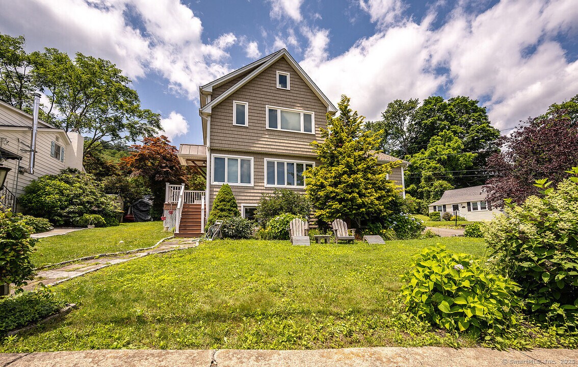 32 Lakeshore Dr N in New Fairfield, CT - Building Photo