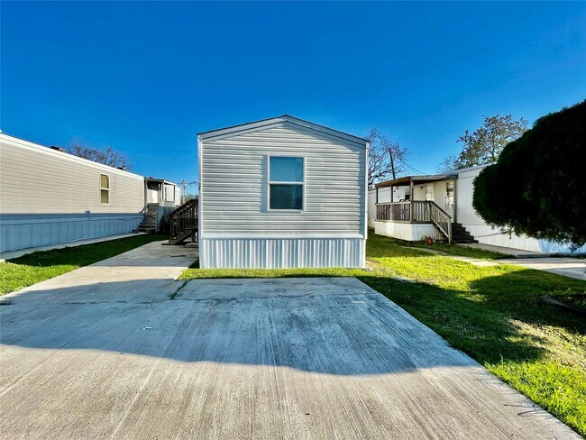 127 Dolphin Harbor S in Baytown, TX - Building Photo - Building Photo