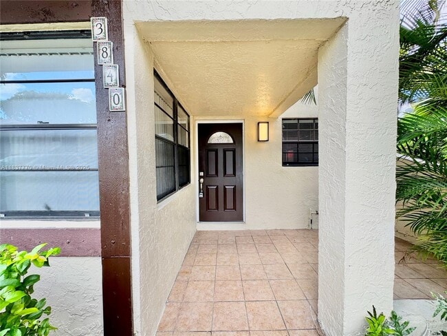 3840 SW 52nd Ave in Hollywood, FL - Building Photo - Building Photo
