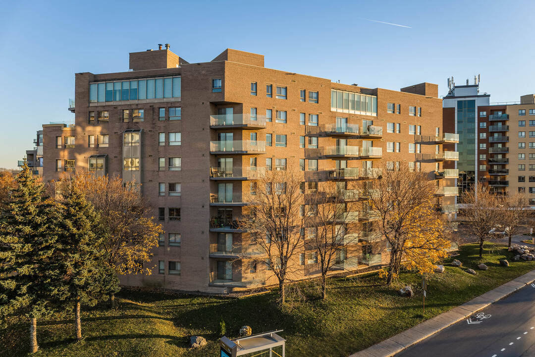 Les Tours Bois-Franc in St. Laurent, QC - Building Photo