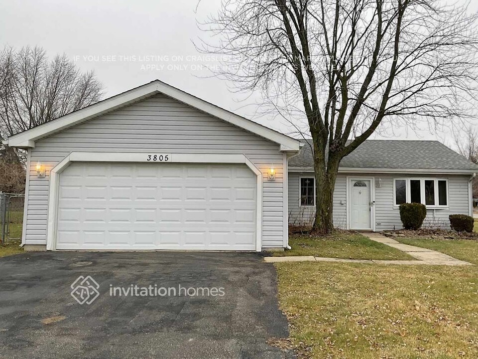 3805 Clipper Dr in Hanover Park, IL - Building Photo