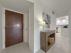 250 NE 181st St in Sunny Isles Beach, FL - Building Photo - Building Photo