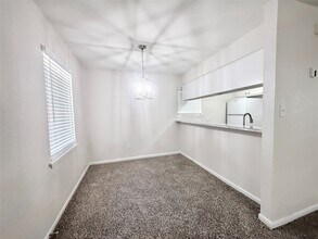 321 E Cedar St in Angleton, TX - Building Photo - Building Photo