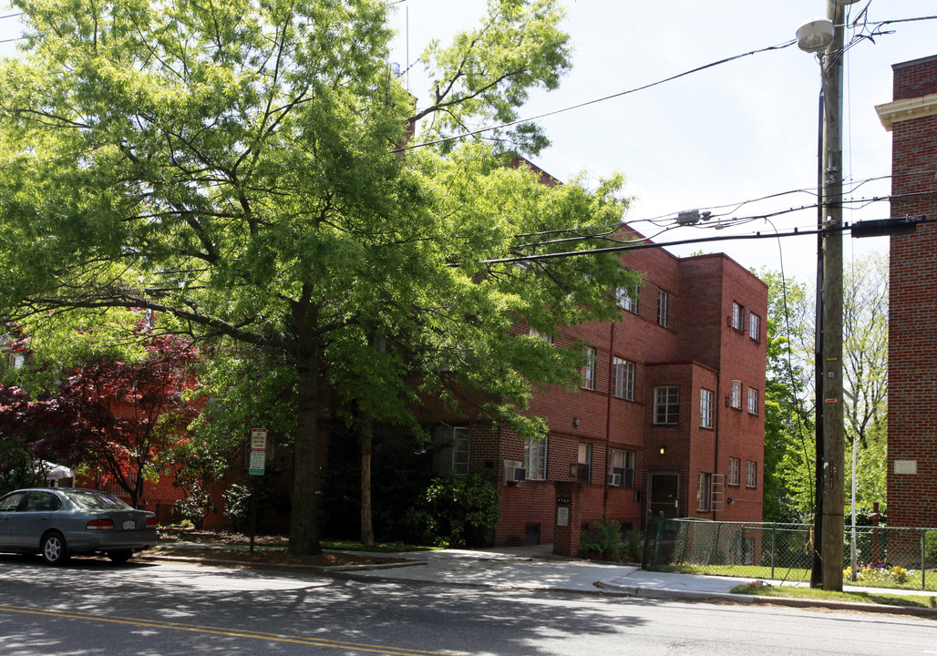 4560 MacArthur Blvd NW in Washington, DC - Foto de edificio