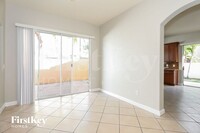 17833 NW 87th Pl in Hialeah, FL - Foto de edificio - Building Photo