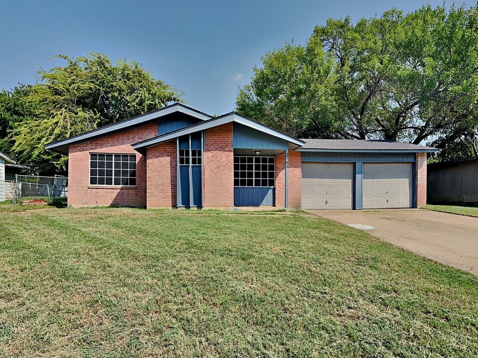 2503 Roberts Cir in Arlington, TX - Building Photo