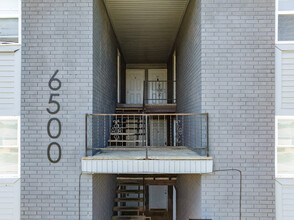 6500 & 6506 Hackel Dr in Louisville, KY - Foto de edificio - Building Photo