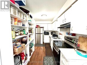 5958 Greensboro Dr in Mississauga, ON - Building Photo - Building Photo