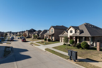 Twin Hills in Arlington, TX - Building Photo - Building Photo