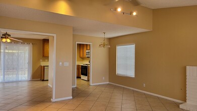 7411 Newcrest Cir in Las Vegas, NV - Building Photo - Building Photo