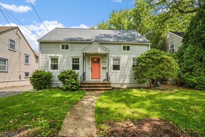 114 Henshaw Ave in Springfield, NJ - Building Photo