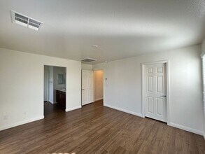 4475 Days Creek Ave in Las Vegas, NV - Building Photo - Building Photo