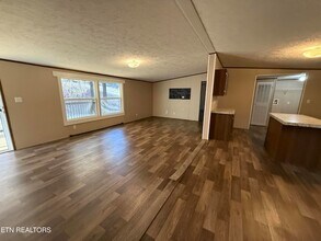 8211 Barker Rd in Knoxville, TN - Foto de edificio - Building Photo