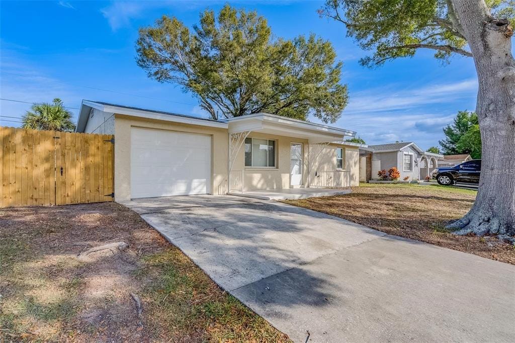 8433 76th Ave N in Seminole, FL - Building Photo