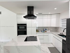 921 SW 112th Ave in Pembroke Pines, FL - Building Photo - Building Photo