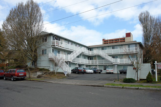 Bridgepointe Apartments in Portland, OR - Building Photo - Building Photo