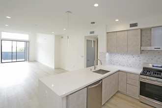 905 Wilcox Avenue in Los Angeles, CA - Building Photo - Interior Photo