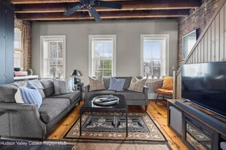 362 Warren St in Hudson, NY - Building Photo - Building Photo