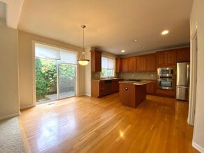 11922 SE 73rd Pl in Newcastle, WA - Building Photo - Building Photo