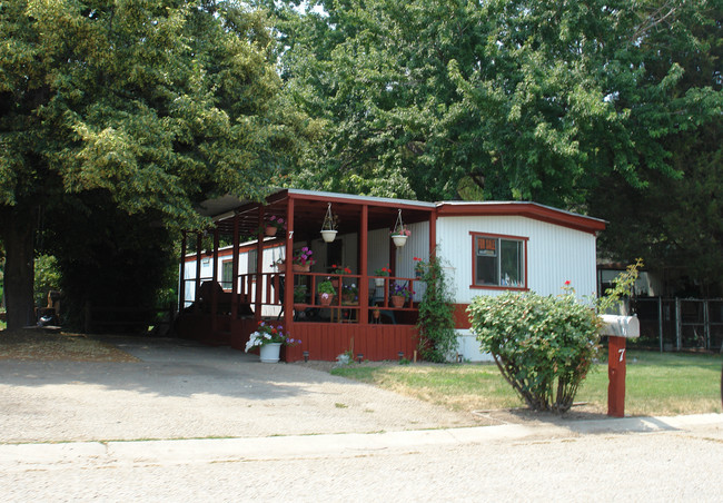 8373 W Chinden Blvd in Garden City, ID - Building Photo - Building Photo