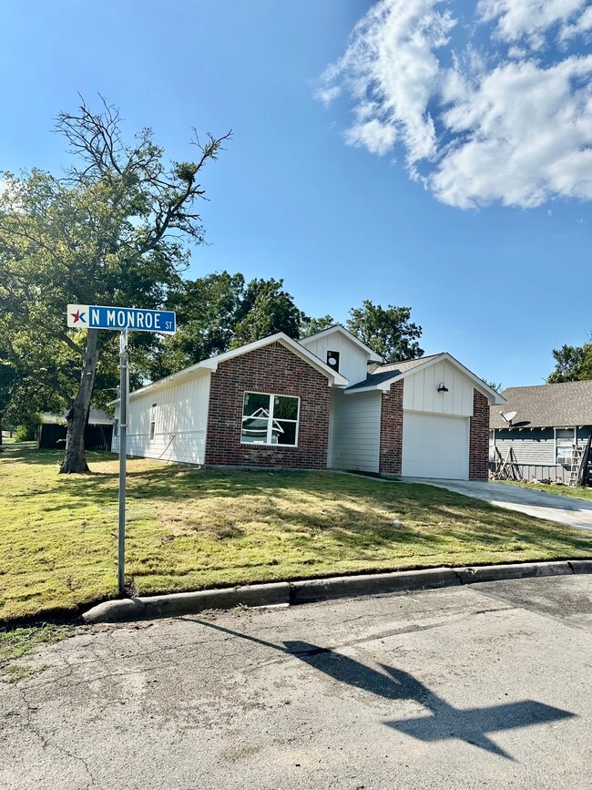 501 N Monroe St in Kaufman, TX - Foto de edificio - Building Photo
