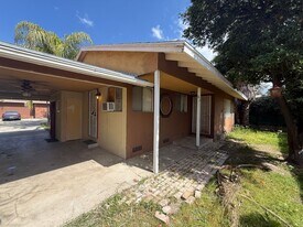 E. E Campus Way in Hemet, CA - Building Photo